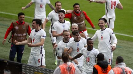 Les Anglais exultent après le but de Raheem Sterling face à l'Allemagne le 29 juin. (MATTHEW CHILDS / AFP)