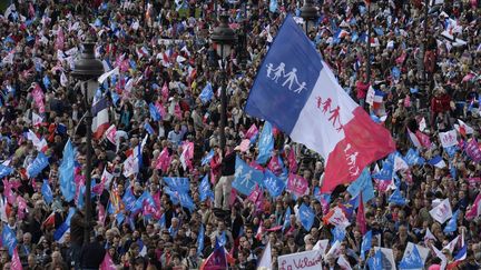 Des manifestants protestent contre&nbsp;l'ouverture du mariage aux couples homosexuels, le 26 mai 2013,&nbsp;une semaine après l'adoption de la loi, sur l'esplanade des Invalides, à Paris. (ERIC FEFERBERG / AFP)