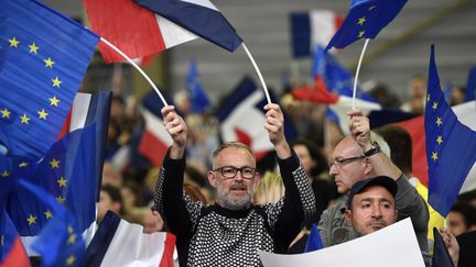 Des militants d'En Marche, lors d'un meeting de campagne d'Emmanuel Macron, le 1er mai 2017. (ERIC FEFERBERG / AFP)