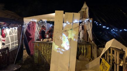 Campement de fortune de 20 à 25 gilets jaunes au Rond-point du Chesnoy à Montargis dans le Loiret, ce rond-point est surnommé le rond-point cacahuète à cause de sa forme. (FABRICE HAWKINS / FRANCE-INFO)