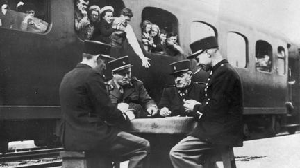 Customs officials, on September 25, 1946, play cards on the Franco-Belgian border.  (Illustration) (KEYSTONE / HULTON ARCHIVE / GETTY IMAGES)