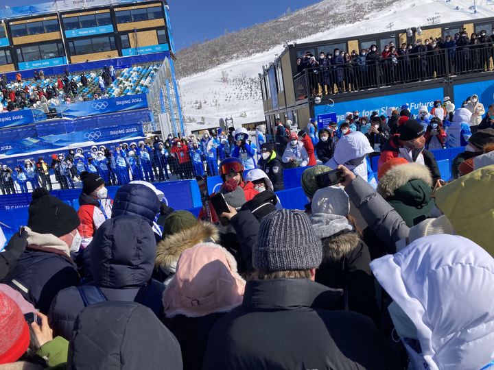 Eileen Gu assaillie par les médias en zone mixte après son premier run en qualifications du slopestyle en ski acrobatique, le 14 février 2022. (AH)