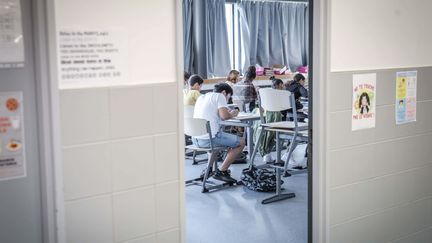 Une classe du collège Jean Renoir, à Boulogne-Billancourt (Hauts-de-Seine), le 22 juin 2020. (LUC NOBOUT / MAXPPP)