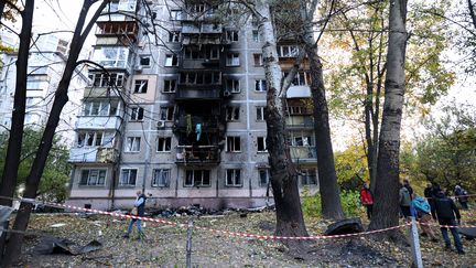 Un bâtiment endommagé après une attaque de drone russe à Kiev (Ukraine), qui a fait plusieurs blessés, le 30 octobre 2024. (ANATOLII STEPANOV / AFP)