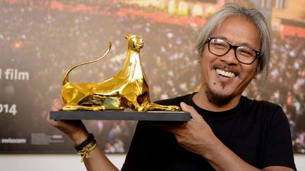 Le réalsateur Philippin Lav Diaz  et son Léopard d'or pour son film "Mula sa  kung ano ang noon" ("From What Is Before"), 
 (Urs Flueeler/AP/SIPA )