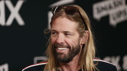 Taylor Hawkins, le batteur des&nbsp;Foo Fighters, lors d'un concert à&nbsp;Cleveland (Etats-Unis), le 30 octobre 2021.&nbsp; (ARTURO HOLMES / GETTY IMAGES NORTH AMERICA / AFP)