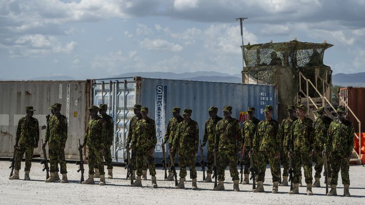 Des agents kényans des forces de la mission multinationale d'appui à la sécurité en Haïti, le 23 juillet 2024 à l'aéroport de Port-au-Prince. (ROBERTO SCHMIDT / POOL VIA AFP)