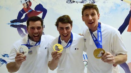 Jonathan Midol (gauche), Jean-Fr&eacute;d&eacute;ric Chapuis (centre) et Arnaud Bovolenta posent avec leurs m&eacute;dailles, jeudi 20 f&eacute;vrier 2014 &agrave; Sotchi (Russie). (OLIVIER MORIN / AFP)