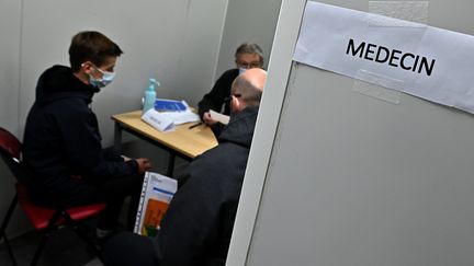 Un adolescent dans un centre de vaccination contre le Covid-19 à Saint-Etienne (Loire), le 19 janvier 2022. (MAXPPP)