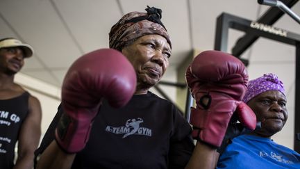 Gladys Ngwenya, 77 ans, à l'entrainement au club A Team à Cosmo City vers Johannesbourg (Afrique du Sud). (GULSHAN KHAN / AFP)