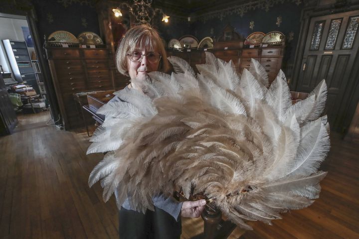 Anne Hoguet,&nbsp;éventailliste et maître d'art,&nbsp;propriétaire de&nbsp;l'unique atelier-musée français de l'éventail,&nbsp;le 20 janvier 2021 à Paris.&nbsp;&nbsp; (MICHEL EULER/AP/SIPA / SIPA)