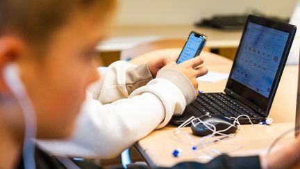 Des enfants avec des smartphones et des ordinateurs dans une classe à Heinenoord, aux Pays-Bas, en novembre 2023. (ANP MAG)