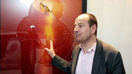 Eric Mezil, directeur de la collection Lambert, montre les dégrations sur une oeuvre d&#039;Andres Serrano
 (SIPA)