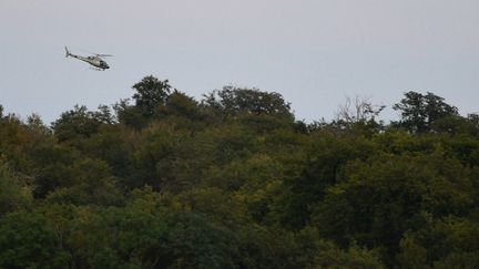 A helicopter searching for the bodies of the two soldiers who disappeared on August 14, 2024 above the town of Autreville (Vosges). (JEAN-CHRISTOPHE VERHAEGEN / AFP)