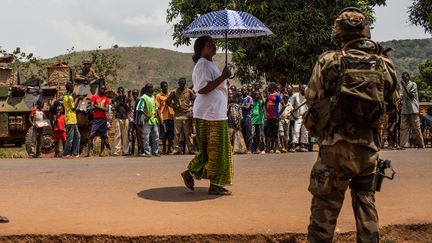 Un soldat fran&ccedil;ais de l'op&eacute;ration Sangaris, le 11 f&eacute;vrier 2014 &agrave; Bangui (Centrafrique). (LAURENCE GEAI / NURPHOTO / AFP)