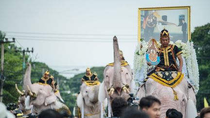 Défilé pour les funérailles de&nbsp;Bhumibol Adulyadej à Ayutthaja (Thaïlande), le 13 octobre 2017. (ROBERTO SCHMIDT / AFP)