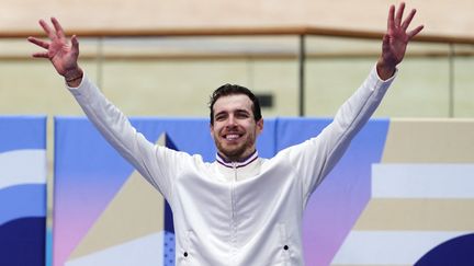 Dorian Foulon sur le podium de la poursuite C5, samedi 31 août 2024 aux Jeux paralympiques de Paris. (DIMITAR DILKOFF / AFP)