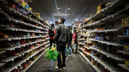 Des clients font leurs courses dans un supermarché de Toulouse (Haute-Garonne), le 16 mars 2020. (BEN ART CORE / HANS LUCAS / AFP)