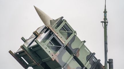 Un exemplaire du système américain de défense anti-aérienne Patriot, positionné sur la base allemande de Schwesing, le 17 mars 2022. (AXEL HEIMKEN / DPA / AFP)