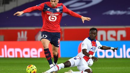 Burak Yilmaz face à Gueye (DENIS CHARLET / AFP)