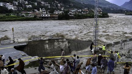 Une route endommagée par les inondations près de Madian, dans la vallée de Swat,&nbsp;dans le nord du Pakistan, le 27 août 2022. (ABDUL MAJEED / AFP)