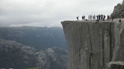 France 2 poursuit son voyage dans les fjords de Norvège, sur la falaise la plus célèbre du pays. Un site impressionnant qui attire les foules. (FRANCE 2)