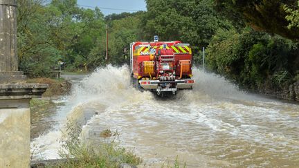 Un véhicule de pompiers dans le Gard frappé par de violentes intempéries, le 14 septembre 2021. (MAXPPP)