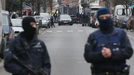 Une opération policière visant Salah Abdeslam à Molenbeek (Belgique), le 18 mars 2016. (FRANCOIS LENOIR / REUTERS)