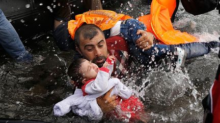 Photographier les migrants, les réfugiés et les déplacés, témoigner des déplacements massifs de population en Bosnie, au Kosovo, en Croatie, ou pendant les deux guerres du Golfe, mais aussi en Sierra Leone, en Somalie, en Irak et en Afghanistan est le travail de Yannis Behrakis depuis 25 ans. Elu photographe de l'année par «The Guardian», il a couvert pour l’agence Reuters l’arrivée de  réfugiés en Grèce, un travail récompensé par «le prix Pulitzer de la photo d'actu» 2016. «Je le crois de tout mon cœur que le photojournalisme et le journalisme entre de bonnes mains peuvent rendre le monde meilleur», dit-il lors d’une interview traduite sur «Grèce Hebdo». (Yannis Behrakis )