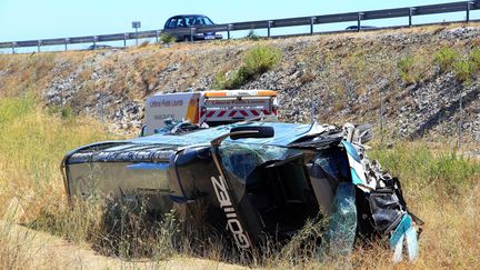 La carcasse de l'autocar accident&eacute;, le 11 ao&ucirc;t 2013, apr&egrave;s une sortie de route sur l'autoroute A9 pr&egrave;s de Fitou (Aude). ( MAXPPP)