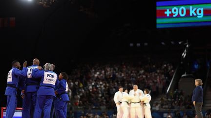 Le sort fait bien les choses. En finale de l'épreuve par équipes de judo, le 3 août, la France et le Japon ne parviennent pas à se départager et un tirage au sort désigne quelle catégorie, et donc quels judokas, s'affronteront pour le combat décisif. Il s'agira de Teddy Riner, qui répondra aux attentes en triomphant de Tatsuru Saito. (COUVERCELLE ANTOINE / AFP)