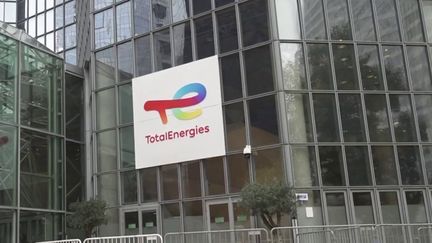 Si TotalEnergies rappelle que le groupe investit dans le renouvelable, ses bénéfices proviennent encore essentiellement des énergies fossiles, à savoir le gaz et le pétrole. (FRANCEINFO)