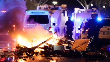 Un policier à Bruxelles (Belgique) le 27 novembre 2022, après des scènes de violence qui ont suivi le&nbsp;match Belgique-Maroc de la Coupe du monde 2022. (KENZO TRIBOUILLARD / AFP)