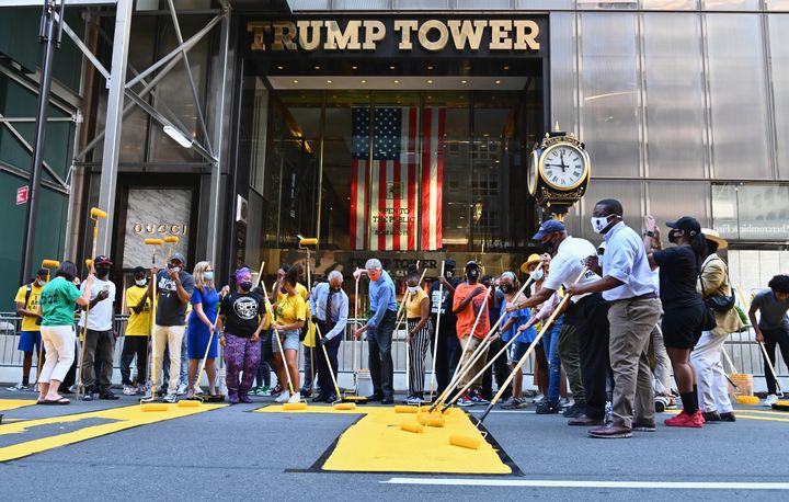 Le révérend Al Sharpton, le maire de New York Bill de Blasio et sa femme, Chirlane McCray aident à peindre le slogan "Black Lives Matter" ("Les vies noires comptent") devant la tour Trump, le 9 juillet 2020 à New York (Etats-Unis).&nbsp; (ANGELA WEISS / AFP)