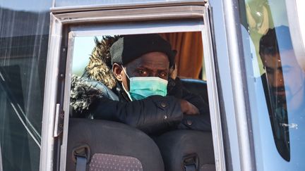 Un demandeur d'asile dans la région de Promahonas, en Grèce, le 21 mars 2020. (NICOLAS ECONOMOU / NURPHOTO / AFP)