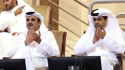 L'émir du Qatar&nbsp;Tamim bin Hamad al-Thani (gauche)&nbsp;et&nbsp;Nasser al-Khelaifi (droite), président du PSG, affrontent le Manchester City des&nbsp;Emirats arabes unis, mercredi 28 avril 2021. (KARIM JAAFAR / AFP)