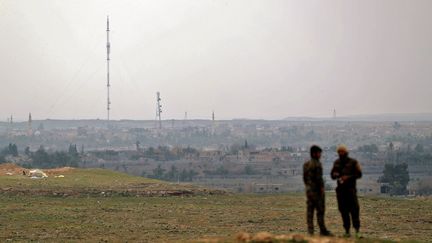 Des combattants des&nbsp;Forces démocratiques syriennes près de l'enclave de Baghouz, dans l'est de la Syrie. (DELIL SOULEIMAN / AFP)