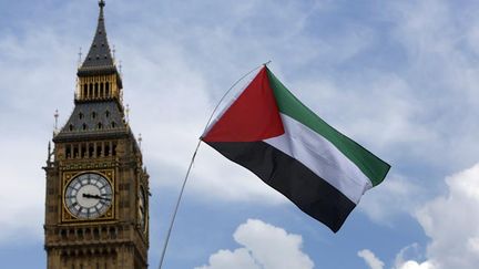 &nbsp; (Un drapeau palestinien lors d'une manifestation à Londres en juillet © Reuters-Luke MacGregor)