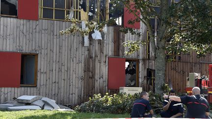 Des pompiers devant le b&acirc;timent qui a flamb&eacute; &agrave; Lavelanet (Ari&egrave;ge), le 4 septembre 2014. (PASCAL PAVANI / AFP)