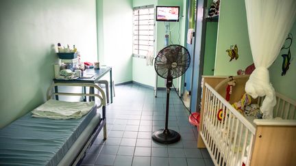 Une cellule m&egrave;re-enfant de la prison de Remire-Montjoly, en Guyane, en f&eacute;vrier 2013. (JODY AMIET / AFP)