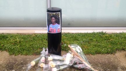 Des fleurs disposées devant une photo de Kendy, l'adolescent tué lors d'une bagarre à Domont (Val-d'Oise) le 4 décembre 2023. (MARYAM EL HAMOUCHI / AFP)