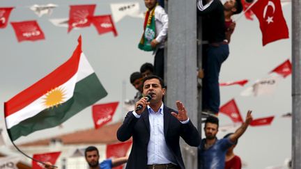 Selahattin Demirtas, coprésident du parti turc HDP, le 6 juin 2012 à Istanbul, dans un meeting où drapeaux turc et kurde se côtoient, à la veille des élections législatives.  ( REUTERS/Murad Sezer)