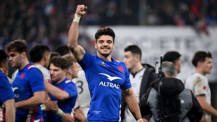 Poing serré, bras tendu, Romain Ntamack heureux après la victoire du XV de France sur les All Blacks (40-25), le 20 novembre 2021 au Stade de France. (FRANCK FIFE / AFP)