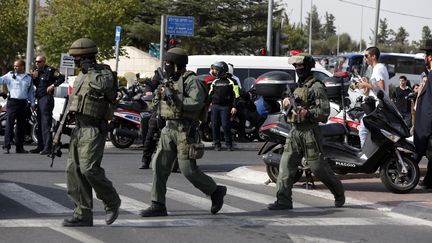 Des soldats isra&eacute;liens patrouillent apr&egrave;s une attaque au couteau contre un policier isra&eacute;lien, le 12 octobre 2015 pr&egrave;s du quartier g&eacute;n&eacute;ral de la police isra&eacute;elienne &agrave; J&eacute;rusalem. (AHMAD GHARABLI / AFP)