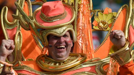 Un fan des Pays-Bas pr&ecirc;t &agrave; int&eacute;grer les carnavals br&eacute;siliens, le 13 juin &agrave; Salvador, avant le match contre l'Espagne.&nbsp; (JAVIER SORIANO / AFP)