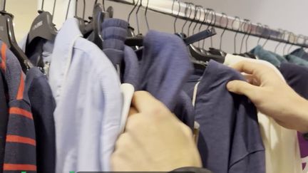 La fast fashion, ce sont les vêtements produits en masse et à bas coût. Une analyse en laboratoire de plusieurs tee-shirts montre qu’un prix élevé n’est pas toujours synonyme de qualité. Le 13 heures et la rubrique “Derrière nos étiquettes” répondent chaque mardi à vos questions. (France 2)