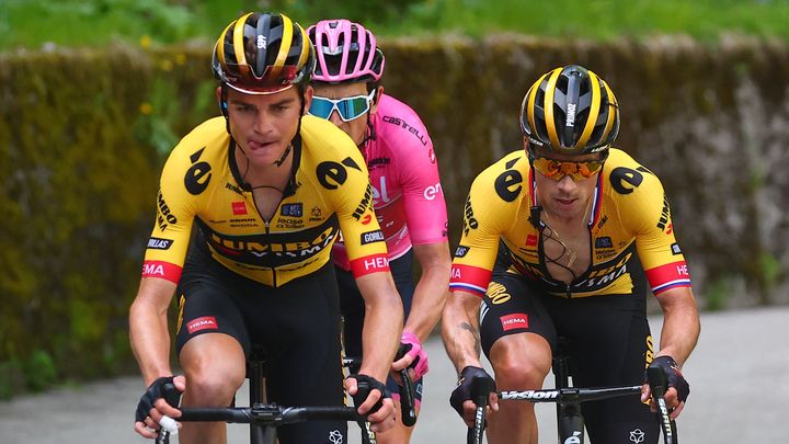 Sepp Kuss fait le tempo pour son leader Primoz Roglic sur la 18e étape du Giro, le 25 mai 2023. (LUCA BETTINI / AFP)