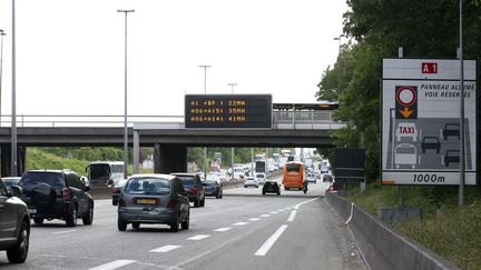 Un panneau annonçant la voie réservée aux bus et aux taxis sur l'A1, photographiée en juin 2015. (MAXPPP)