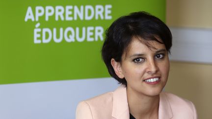 La ministre de l'Education, Najat Vallaud-Belkacem, assiste &agrave; une r&eacute;union avec des professeurs au coll&egrave;ge Jules-Verne, aux&nbsp;Mureaux, le 7 mai 2015. (PHILIPPE WOJAZER / AFP)