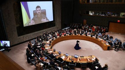 Le président ukrainien Volodymyr Zelensky s'adresse au Conseil de sécurité des Nations unies par liaison vidéo, le 5 avril 2022 à New York.&nbsp; (SPENCER PLATT / GETTY IMAGES NORTH AMERICA / AFP)